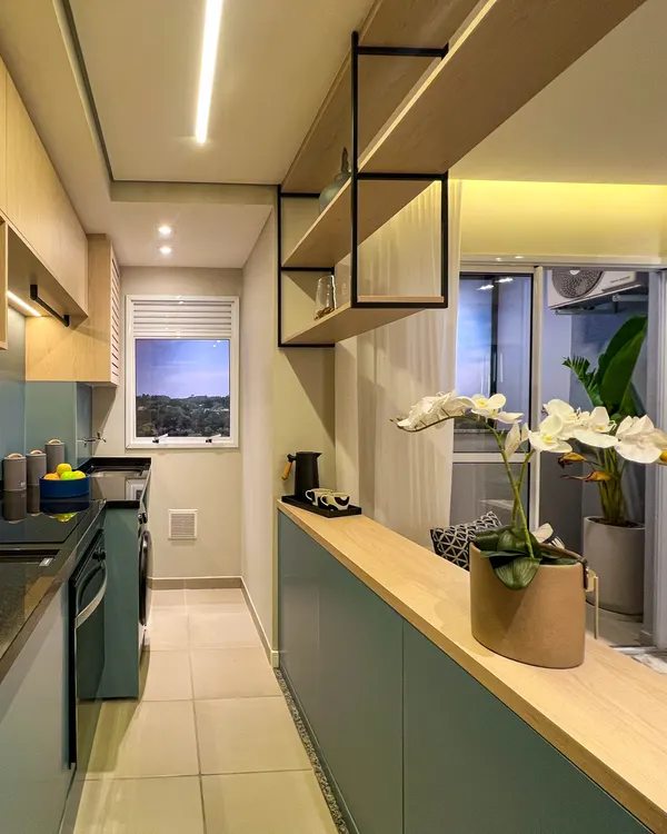 Cozinha do decorado com bancada escura e armários claros