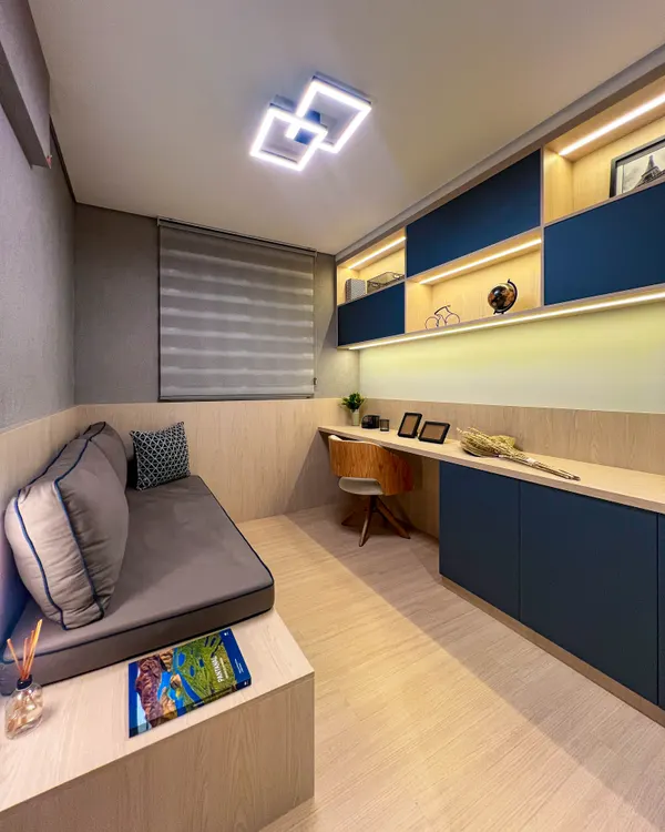 Segundo dormitório do decorado montado com sofá-cama e bancada de estudos