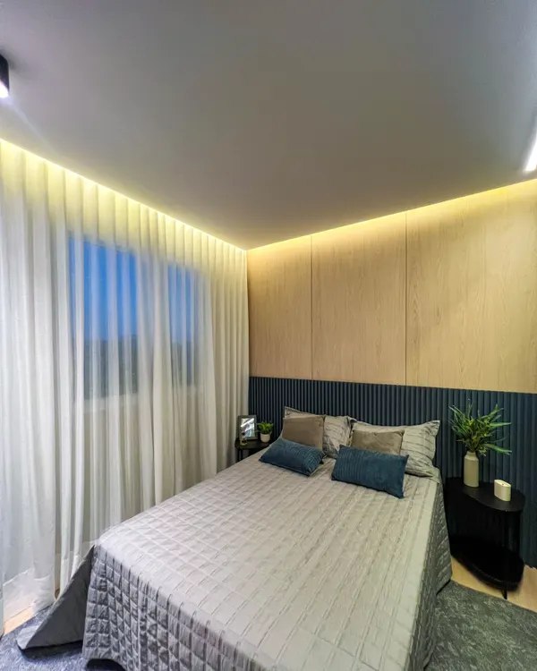 Dormitório de casal do decorado com cama de casal e iluminação embutida