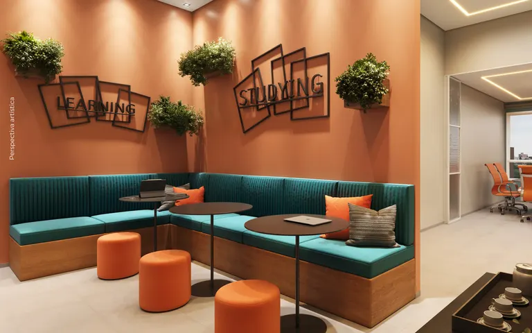 Coworking com mesas de trabalho no rooftop